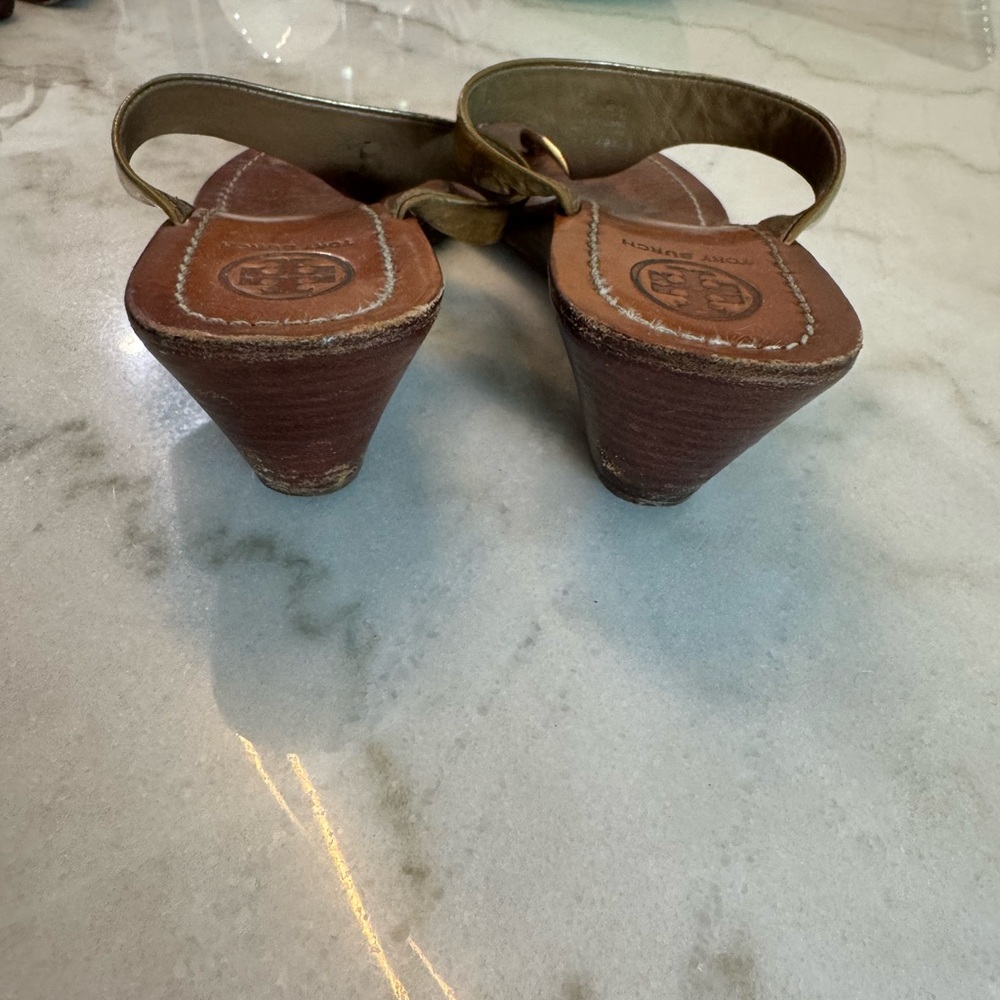 Tory Burch Black Leather Thong Sandals with Gold Logo - Picture 2 of 9